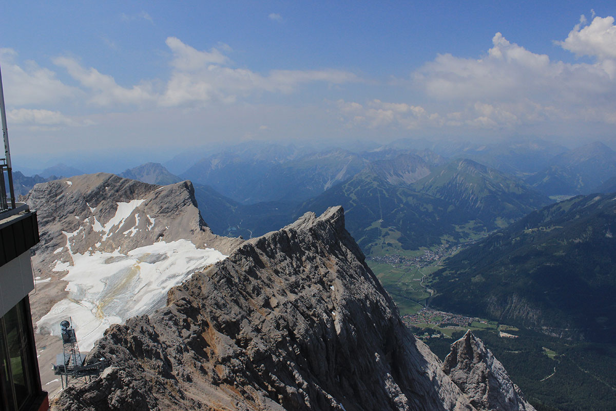 Die Zugspitzenregion ist nicht nur ein beliebtes Ziel für Skifahrer und Snowboarder, sondern auch ein Paradies für Natur- und Bergliebhaber.